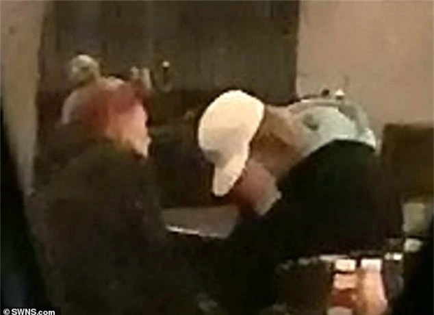 Justin Bieber bỗng ôm mặt khóc giữa quán bar vì Selena Gomez, Hailey ngồi cạnh không ngừng an ủi? - Ảnh 1.