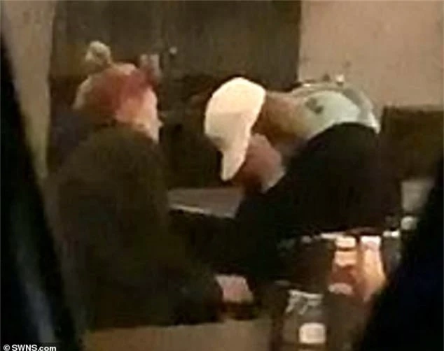 Justin Bieber bỗng ôm mặt khóc giữa quán bar vì Selena Gomez, Hailey ngồi cạnh không ngừng an ủi? - Ảnh 3.