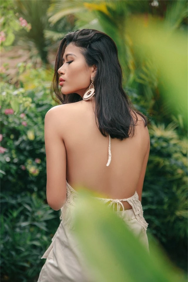 Người đẹp khoe bờ vai trần ngọc ngà trong nắng Bali.