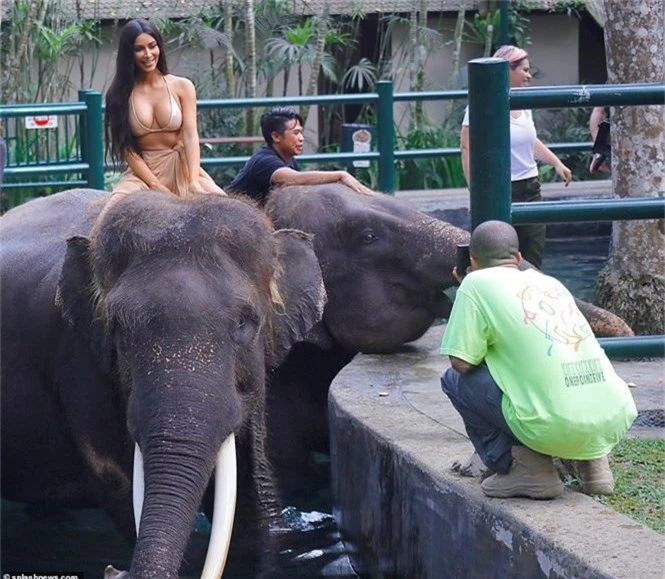 Kim Kardashian diện bikini cưỡi voi ở Bali - ảnh 1