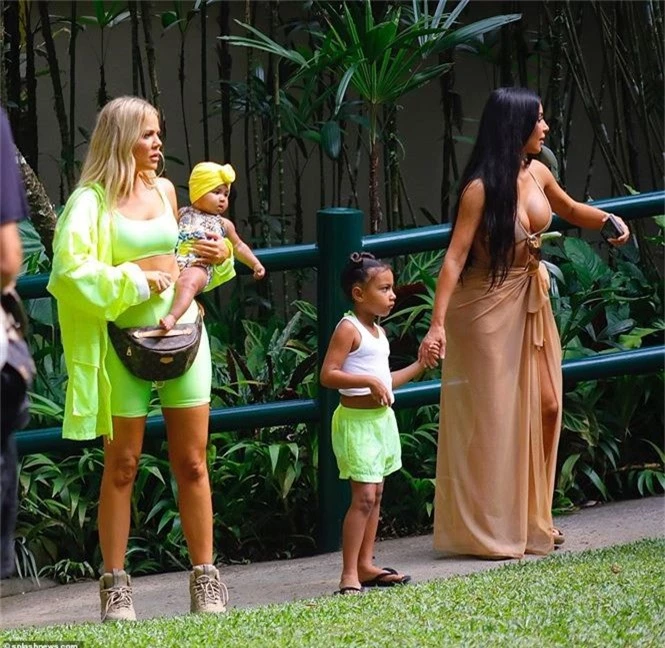 Kim Kardashian diện bikini cưỡi voi ở Bali - ảnh 11