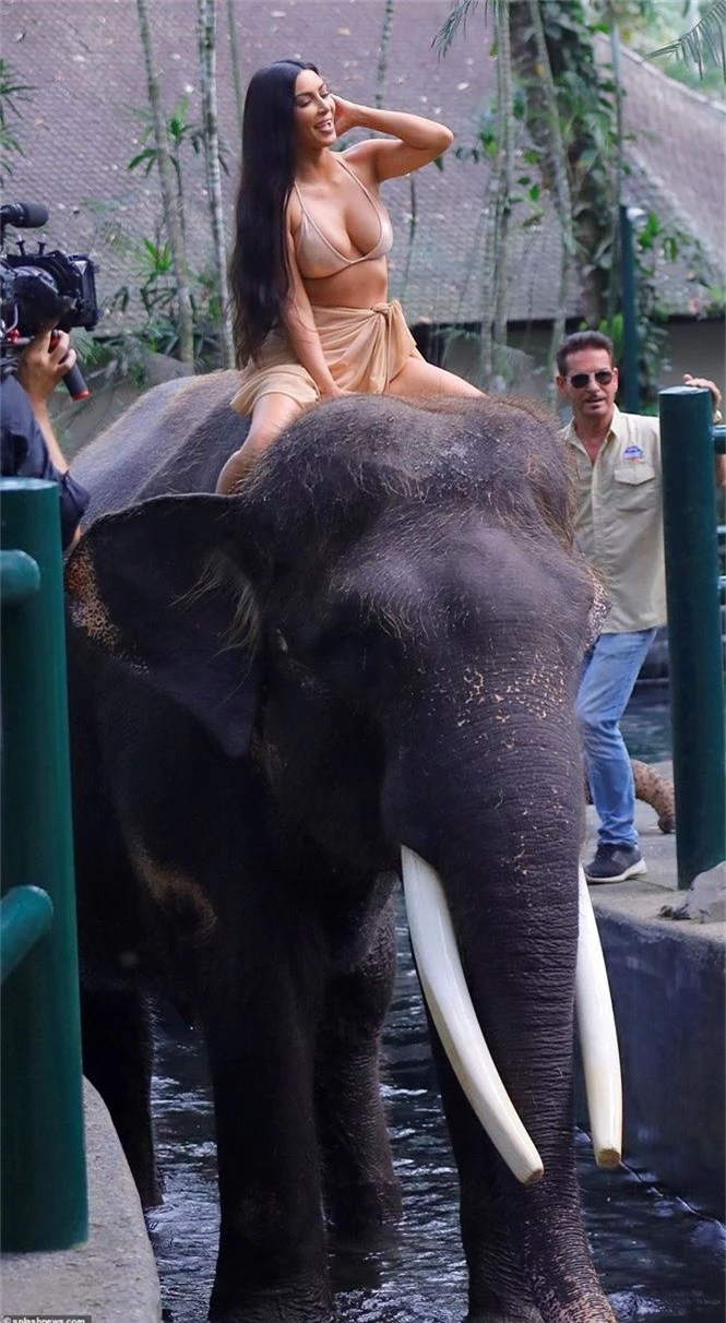 Kim Kardashian diện bikini cưỡi voi ở Bali - ảnh 2