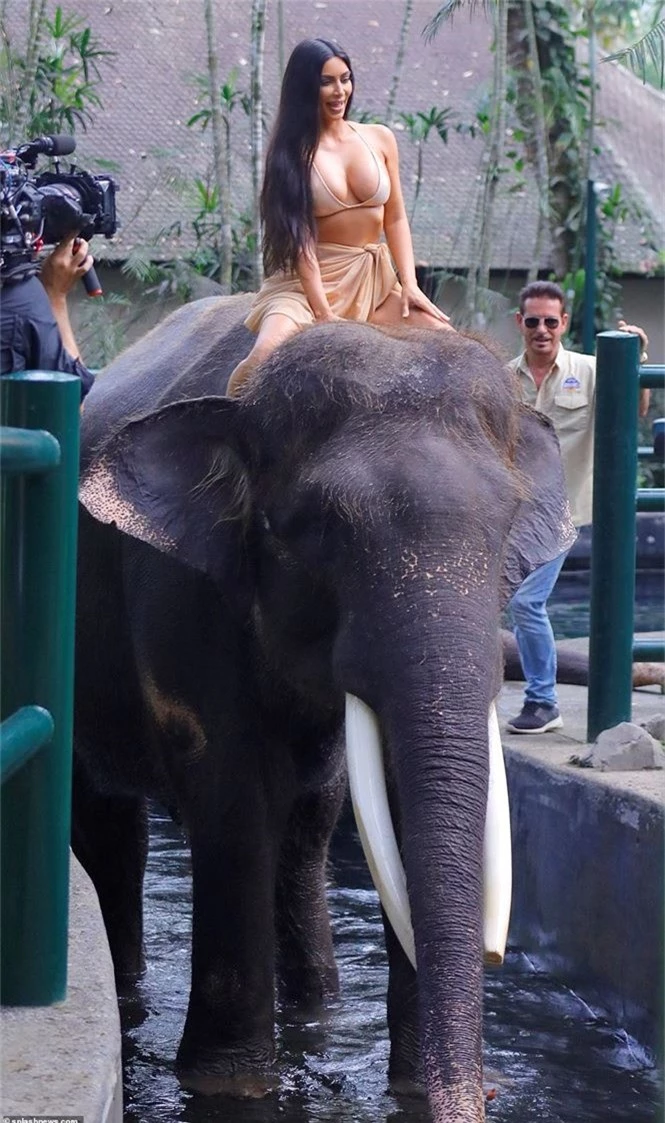 Kim Kardashian diện bikini cưỡi voi ở Bali - ảnh 3