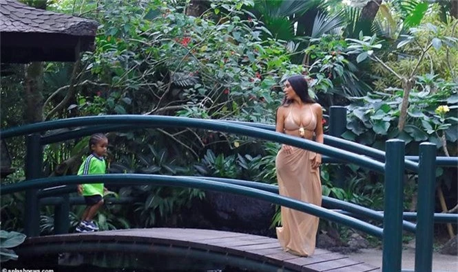 Kim Kardashian diện bikini cưỡi voi ở Bali - ảnh 4