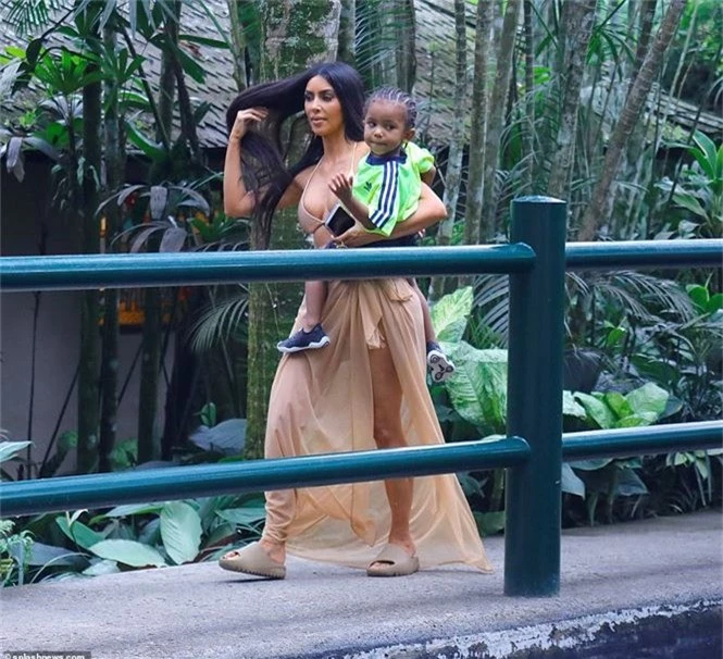 Kim Kardashian diện bikini cưỡi voi ở Bali - ảnh 7