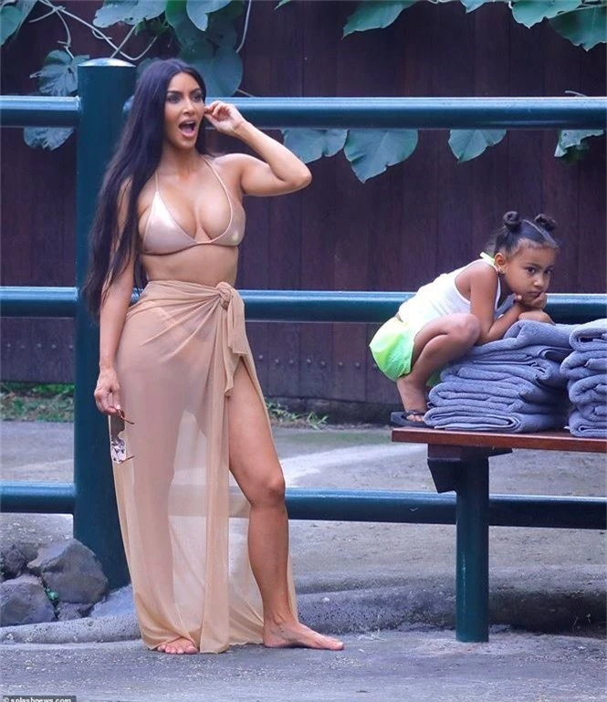 Kim Kardashian diện bikini cưỡi voi ở Bali - ảnh 8