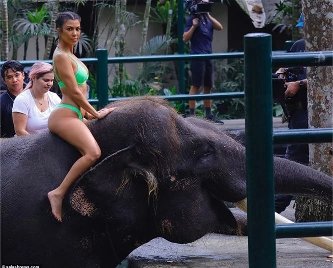 Kim Kardashian diện bikini cưỡi voi ở Bali - ảnh 9