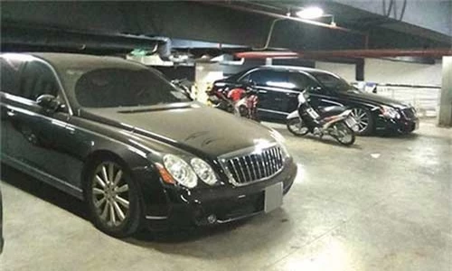 Chủ tịch Trung Nguyên“vứt xó” xe sang cả chục tỷ đồng. Chiếc xe siêu sang Maybach 62S màu trắng bị bắt gặp trong một bãi đỗ xe của khách sạn 5 sao ở Hà Nội với ngoại thất đóng bụi dày đặc. Bên trong bãi xe này còn có 1 chiếc Rolls-Royce Phantom cũng thuộc sở hữu của Chủ tịch Trung Nguyên. (CHI TIẾT)