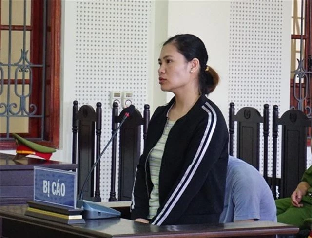 Nhờ người quen đi đòi nợ nhưng khi nhóm người này đe dọa, đánh con nợ, Bùi Thị Giang không can ngăn. Bị cáo Giang bị tuyên phạt 3 năm tù về tội Cướp tài sản.