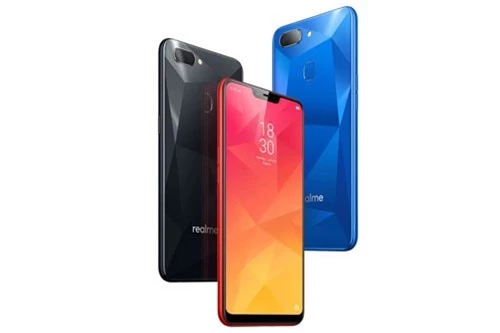 Tại Việt Nam, Realme 2 có 2 màu đen và đỏ. Giá bán của phiên bản RAM 3 GB là 3,79 triệu đồng. Phiên bản RAM 4 GB có giá 4,49 triệu đồng. 