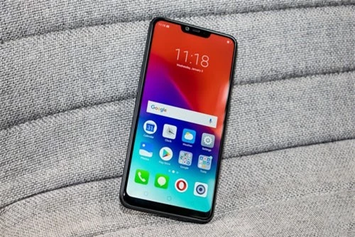 Realme 2 được trang bị màn hình IPS 6,2 inch, độ phân giải HD Plus (1.520x720 pixel), mật độ điểm ảnh 271 ppi. Màn hình này được chia theo tỷ lệ 19:9, thiết kế dạng “tai thỏ” và chiếm 87,8% diện tích mặt trước, bảo vệ bởi kính cường lực Corning Gorilla Glass 3. 