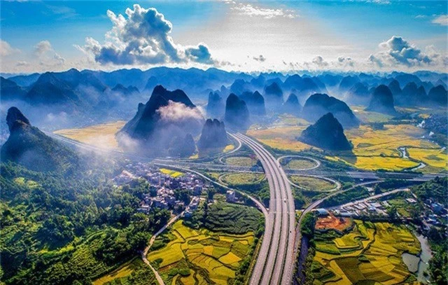 Cảnh sắc huyền ảo như trong cõi mộng dọc theo tuyến đường cao tốc Hepu - Napi thuộc tỉnh Quảng Tây, Trung Quốc.