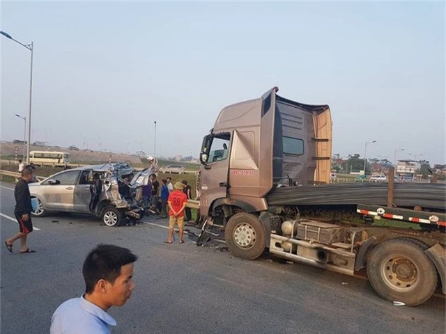 Vụ tai nạn thảm khốc trên cao tốc Hà Nội - Thái Nguyên do xe Innova đi lùi đã khiến 4 người tử vong.