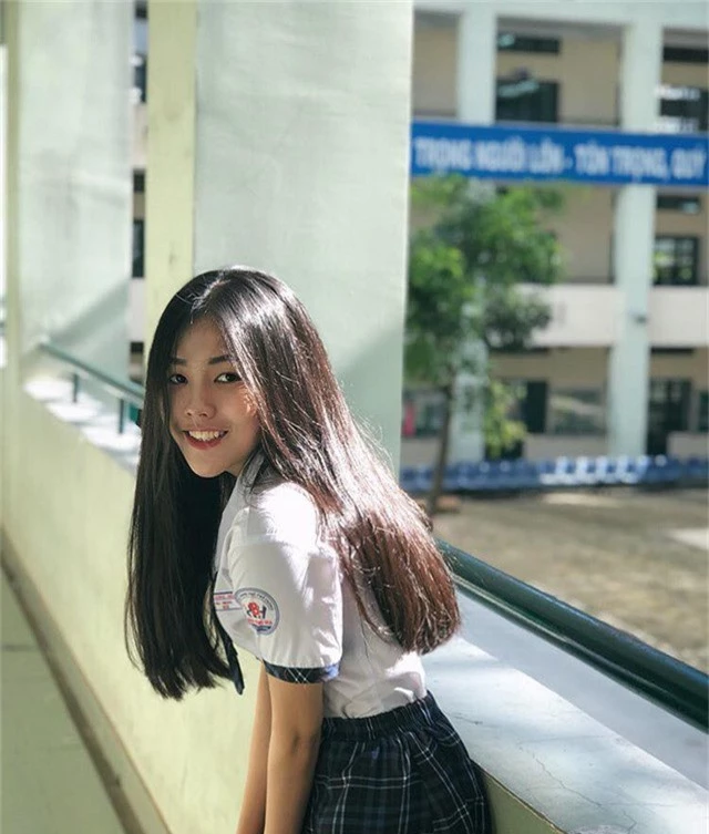 Hải Nhi được cộng đồng mạng biết đến sau khi những hình ảnh của cô bạn giành giải Nhì cuộc thi Nét đẹp học đường do trường tổ chức được chia sẻ trên mạng, nhận được nhiều sự quan tâm.