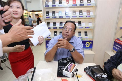 iPhone XS Max xách tay chạm sàn ngay khi hàng chính hãng lên kệ