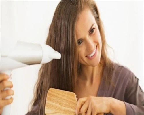 Để máy sấy ở vị trí quá gần sẽ khiến tóc và da đầu bị bỏng và hư tổn nhanh chóng - Ảnh minh họa: Internet Để máy sấy ở vị trí quá gần sẽ khiến tóc và da đầu bị bỏng và hư tổn nhanh chóng - Ảnh minh họa: Internet