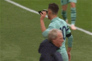 Clip: Sự nóng giận của các ngôi sao bóng đá khi bị thay ra sân