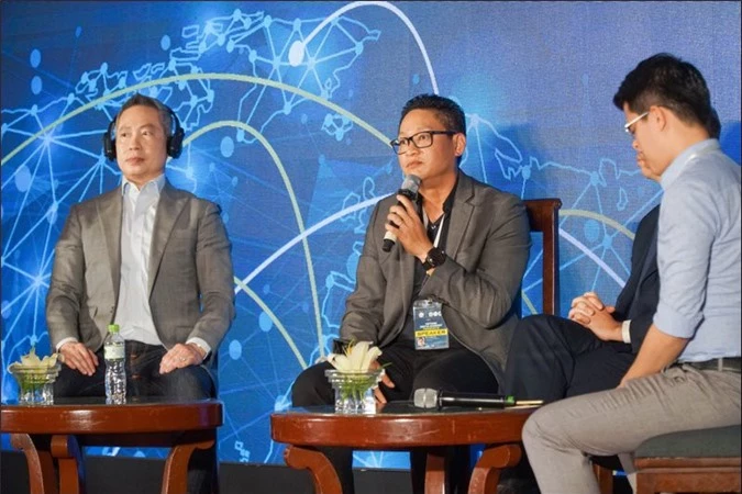 Vũ Minh Trí (người cầm micro) - Phó Tổng giám đốc của VNG, phụ trách mảng Cloud Services, phát biểu tại diễn đàn.