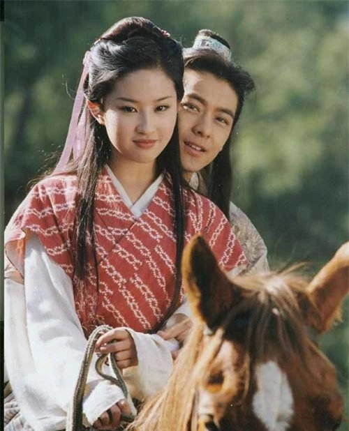 Lâm Chí Dĩnh và Lưu Diệc Phi vào vai Đoàn Dự và Vương Ngữ Yên trong Thiên long bát bộ bản 2003. 