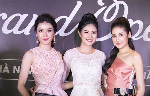 Khi sao Việt khi chạm mặt 'kẻ thù': Người gượng chụp ảnh chung, người quay lưng đi như chưa từng quen biết