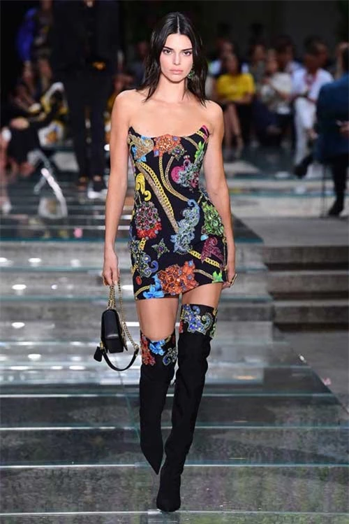 Jenner khoe vóc dáng nuột nà khi trình diễn bộ váy quây có họa tiết bắt mắt tại Tuần lễ Thời trang Milan vào tháng 6 năm nay.