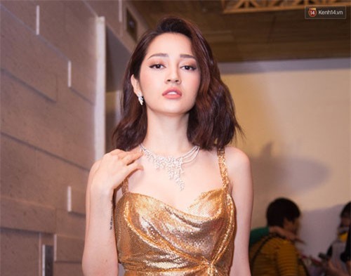 Mặc "sóng gió" phủ vây, Bảo Anh diện váy áo sexy rạng rỡ đọ sắc cùng dàn mỹ nhân trong sự kiện