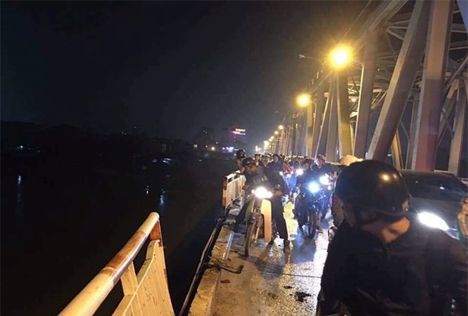 Hà Nội: Xe ô tô đâm gãy lan can cầu Chương Dương lao xuống sông Hồng