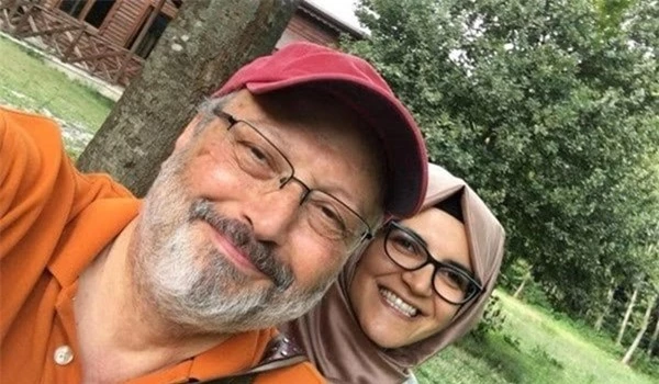 Nhà báo Ả Rập Saudi Jamal Khashoggi và vợ chưa cưới Hatice Cengiz.