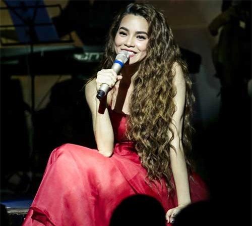 Kim Lý say sưa ngắm Hà Hồ, không rời mắt khỏi bạn gái