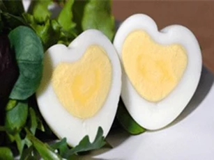 Cách làm món trứng luộc hình trái tim ghi điểm với 'nửa kia'