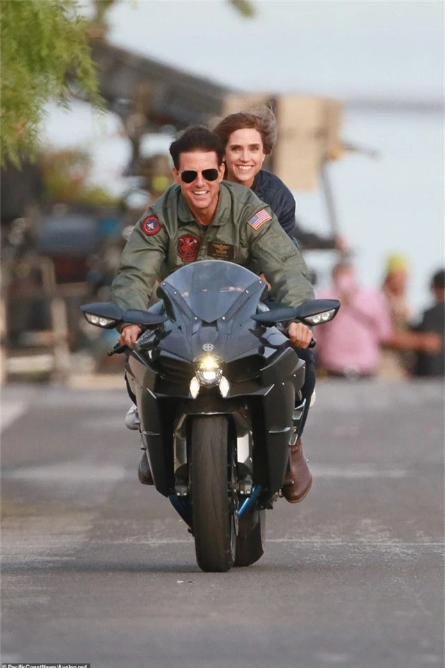  Tom Cruise trên phim trường “Top Gun: Maverick” - phần phim tiếp theo của phần phim gốc “Top Gun” ra mắt hồi năm 1986. Trên phim trường hồi giữa tuần này ở Los Angeles, Tom Cruise xuất hiện bên cạnh bạn diễn Jennifer Connelly. 