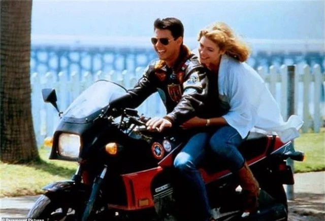  Cảnh phim gốc hồi năm 1986, Tom Cruise diễn xuất với bạn diễn Kelly McGillis (nay đã 61 tuổi). 