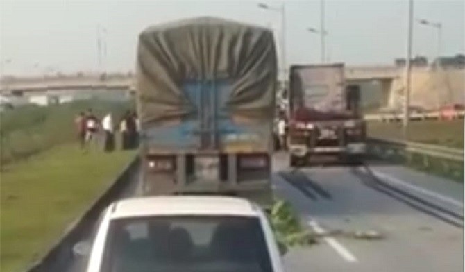 Xe ô tô lùi trên cao tốc: Một xe tiến, một xe lùi, tòa yêu cầu phải giữ khoảng cách an toàn?