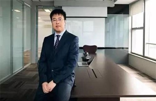 21 tuổi lập nghiệp, 5 năm sau thành tỷ phú, tặng xe hơi cho cả công ty