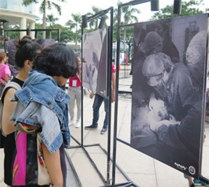 Triển lãm ảnh “Chào con đến với bố mẹ”
