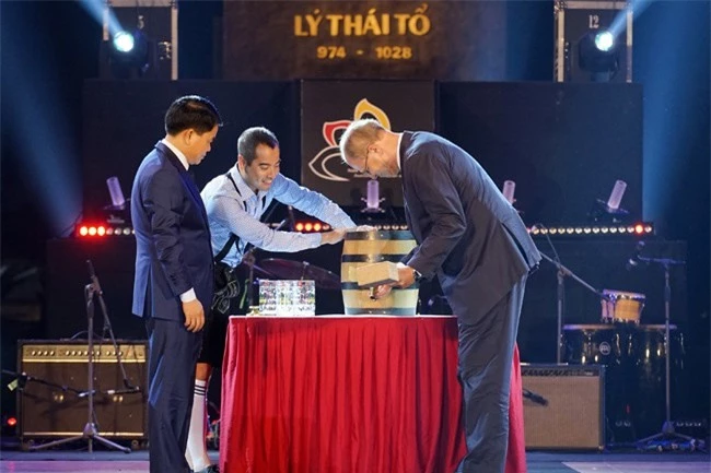 Chủ tịch Hà Nội Nguyễn Đức Chung và Đại sứ Cộng hòa Liên bang Đức thực hiện nghi thức khui bia (ảnh TTXVN)