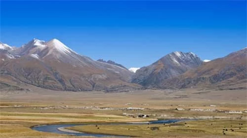 Bắc Kinh - Tây Tạng, Trung Quốc: Toàn tuyến đường sắt có tổng chiều dài 1.956 km với địa hình chủ yếu đi qua vùng núi cao, núi tuyết. Đó là lý do du khách gọi tuyến đường này là đường sắt hướng đến “nóc nhà của thế giới”. Ảnh: Sublime China.