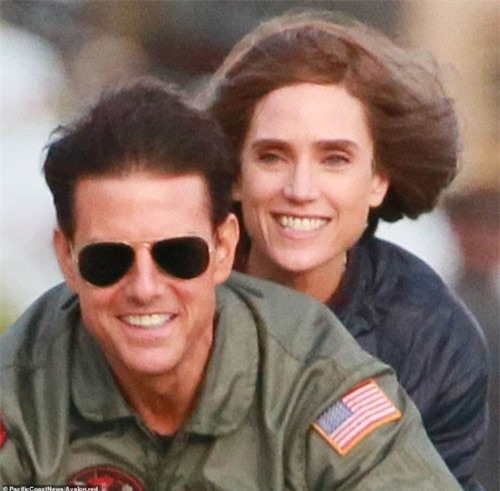  Sau 32 năm, Tom Cruise vẫn phong độ chạy xe phân khối lớn chở người đẹp