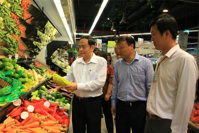 Chủ tịch Trần Thanh Mẫn làm việc tại Siêu thị Lotte Mart Vũng Tàu (ảnh LQ)