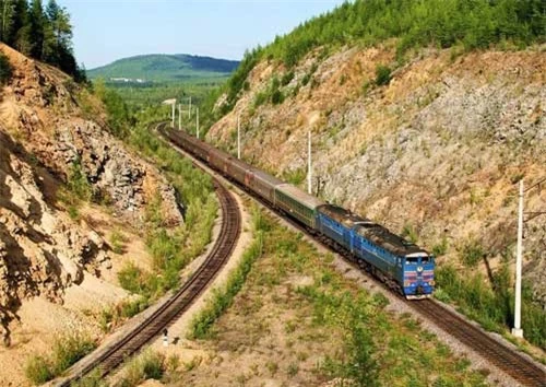 Tuyến đường sắt Baikal - Amur, Nga: Công trình này còn gọi tắt là BAM, tuyến đường sắt chính thứ hai của Nga đến Thái Bình Dương. Chặng đường dài 4.324 km sẽ đưa du khách đi từ thị trấn Tayshet đến Sovetskaya Gavan suốt 4 ngày 4 đêm. Trong hành trình dài đến miền Viễn Đông, du khách thoải mái nghỉ ngơi và tận hưởng cảnh quan đẹp đến nghẹt thở. Ảnh: Palytra.