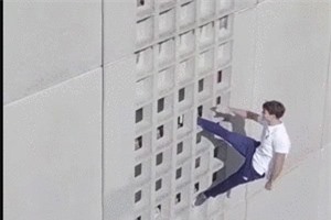 Clip: Hai chàng trai mạo hiểm leo lên nóc nhà cao tầng bằng tay không