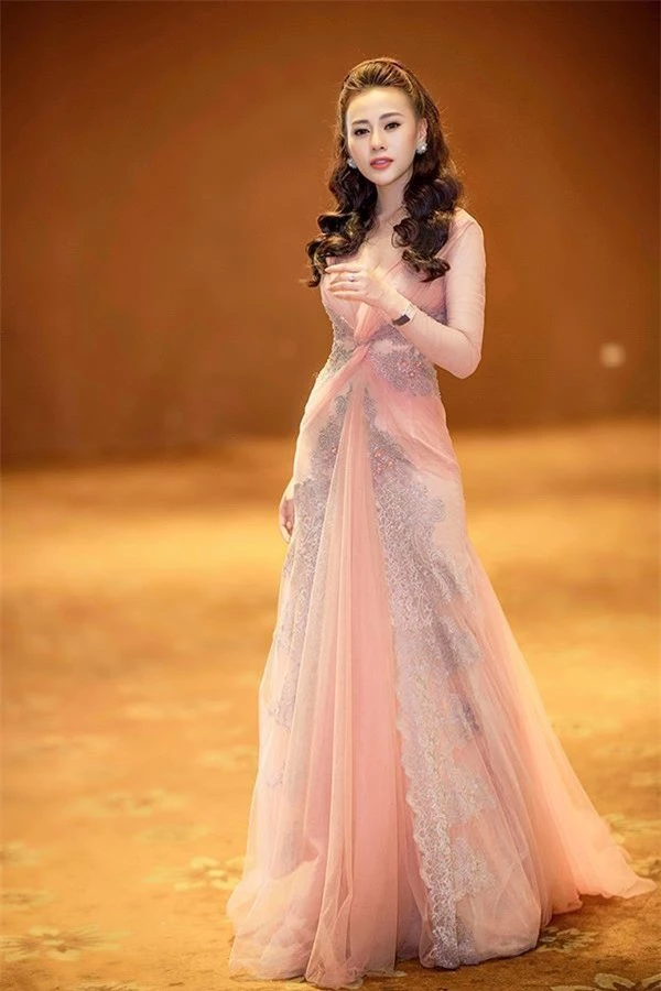 Xuất thân từ người mẫu, Phương Oanh nổi bật với lợi thế về chiều cao và nhan sắc xinh đẹp. Ảnh: Vietnamnet