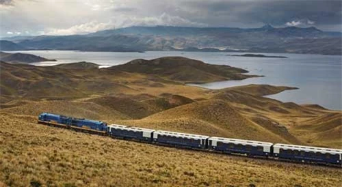 Đường sắt hồ Titicaca của Perurail, Peru: Chặng đường đi từ Puno đến Cuzco chỉ kéo dài 10 tiếng đồng hồ nhưng cũng đủ để du khách ngắm trọn vẹn phong cảnh nên thơ của những đỉnh núi phủ tuyết trắng, thung lũng xanh mướt bên dãy núi Andes. Ảnh: PeruRail.
