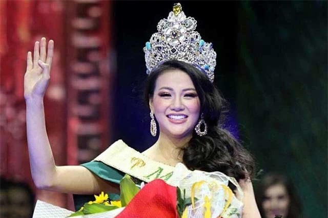 Phương Khánh hạnh phúc trong ngày đăng quang Hoa hậu Trái Đất.