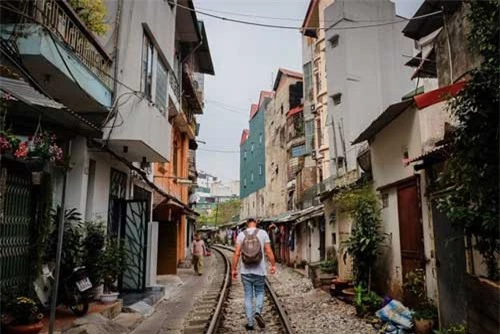 Dọc đường đi, du khách có thể ngắm trọn vẹn cảnh quan thiên nhiên đa dạng của Việt Nam. Đôi lúc, đoàn tàu đi xuyên qua những thành phố, đưa hành khách chứng kiến cảnh đường phố nhộn nhịp và cuộc sống thường nhật của người dân. Đường ray tàu hỏa xuyên qua những dãy phố nhỏ của Hà Nội vẫn nổi tiếng trên báo quốc tế khi thu hút nhiều khách nước ngoài đến chụp ảnh lưu giữ kỷ niệm. Ảnh: Manvsglove.