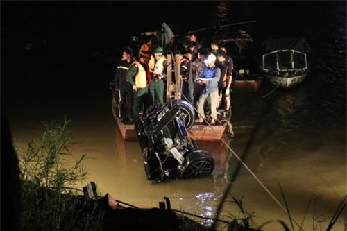 Tìm thấy 2 người chết trong xe Mercedes lao ra ngoài cầu Chương Dương, rơi xuống sông Hồng
