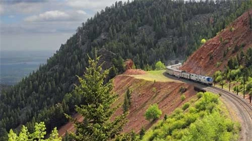 Tàu California Zephyr, Mỹ: Tuyến đường kết nối các thành phố Chicago và San Francisco của Mỹ. Để hoàn thành chuyến đi này, du khách sẽ trải nghiệm hành trình dài 4.000 km suốt 3 ngày đêm đi qua các thảo nguyên, sa mạc, dãy núi hùng vĩ. Ảnh: Amtrak.