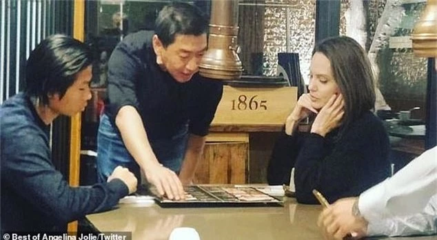  Sự xuất hiện của Angelina Jolie trong một quán đồ nướng tại Seoul đã khiến rất nhiều fan hâm mộ của cô tại Hàn Quốc phấn khích. 