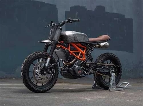 KTM 390 Duke được “biến hóa” thành một chiếc scrambler. Chiếc KTM 390 Duke đã trút bỏ bộ vỏ xe quen thuộc để thay thế bằng một vẻ ngoài cá tính và bụi bặm giống như những chiếc scrambler. (CHI TIẾT)