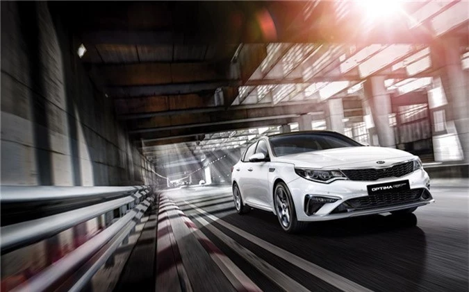 Hai tháng sau khi cập bến thị trường châu Âu, Kia Optima 2019 chính thức đến với khách hàng Đông Nam Á với tên gọi Optima GT hay K5 ở thị trường Hàn Quốc. Tại Malaysia, Kia Optima GT có mức giá từ 40.400 USD và cạnh tranh trực tiếp với Toyota Camry vừa mới ra mắt, Hyundai Sonata hay Honda Accord. 